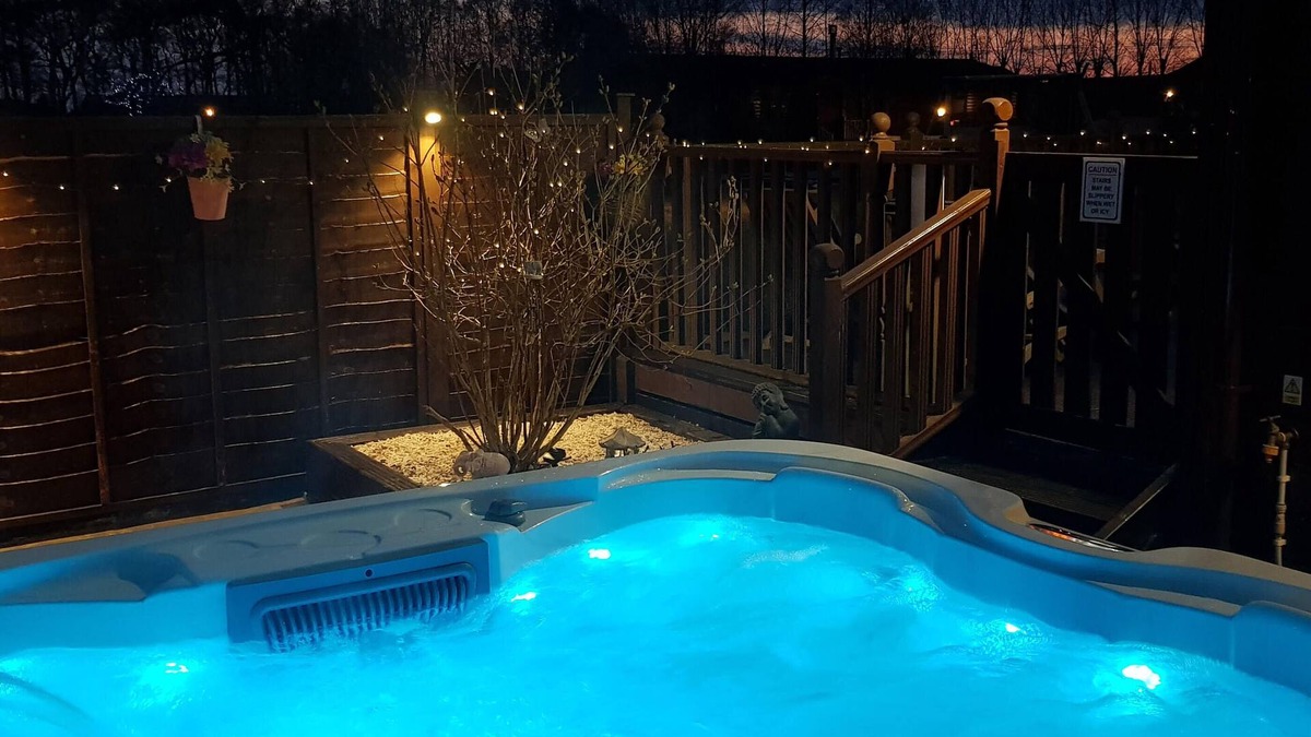 Wilberfoss Cabin | Nualas Holiday Lodge York - Private Hot Tub & Kids Play Area
