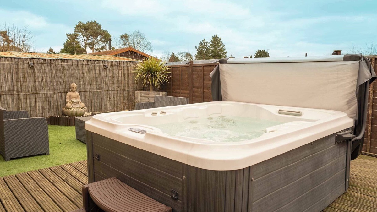 Fangfoss Cabin | Nualas Lodge | Family-Friendly Hot Tub Break