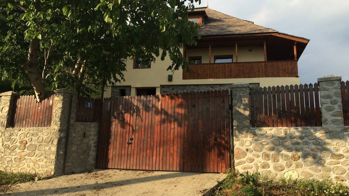 Oestii Paminteni House | Nucsoara Vacation House overlooking the Doamnei-Valley with large garden