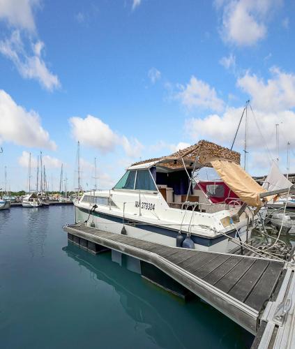 Bassins a Flot Boat Rental | Nuit Insolite sur un Bateau au Cœur de Bordeaux