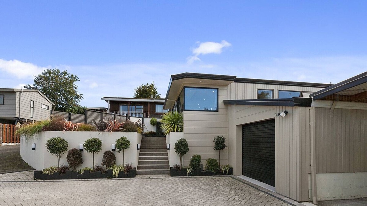 Taupo Cottage | NUKUHAU'S NEST WITH SPA - TAUPO HOLIDAY HOME in Two Mile Bay