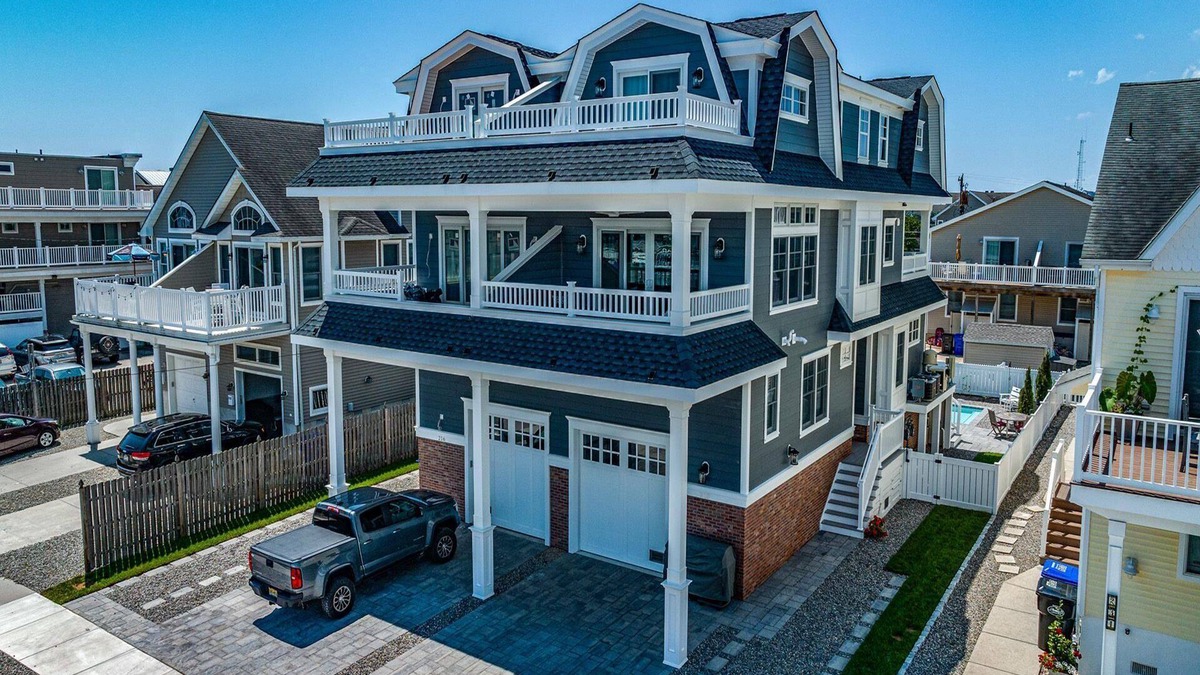 Avalon House | Number 1 Beach House 25th Street - park and walk perfect location!