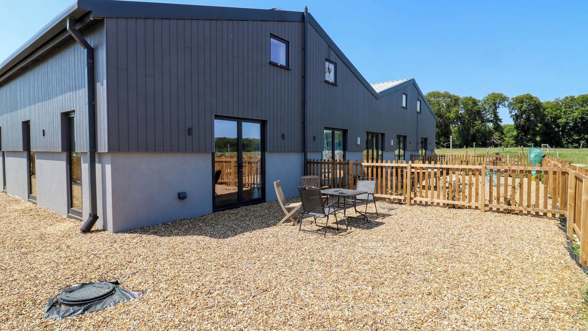 Waddesdon House | NUMBER 3 THE BARN HOUSE, pet friendly, with a garden in Woodham