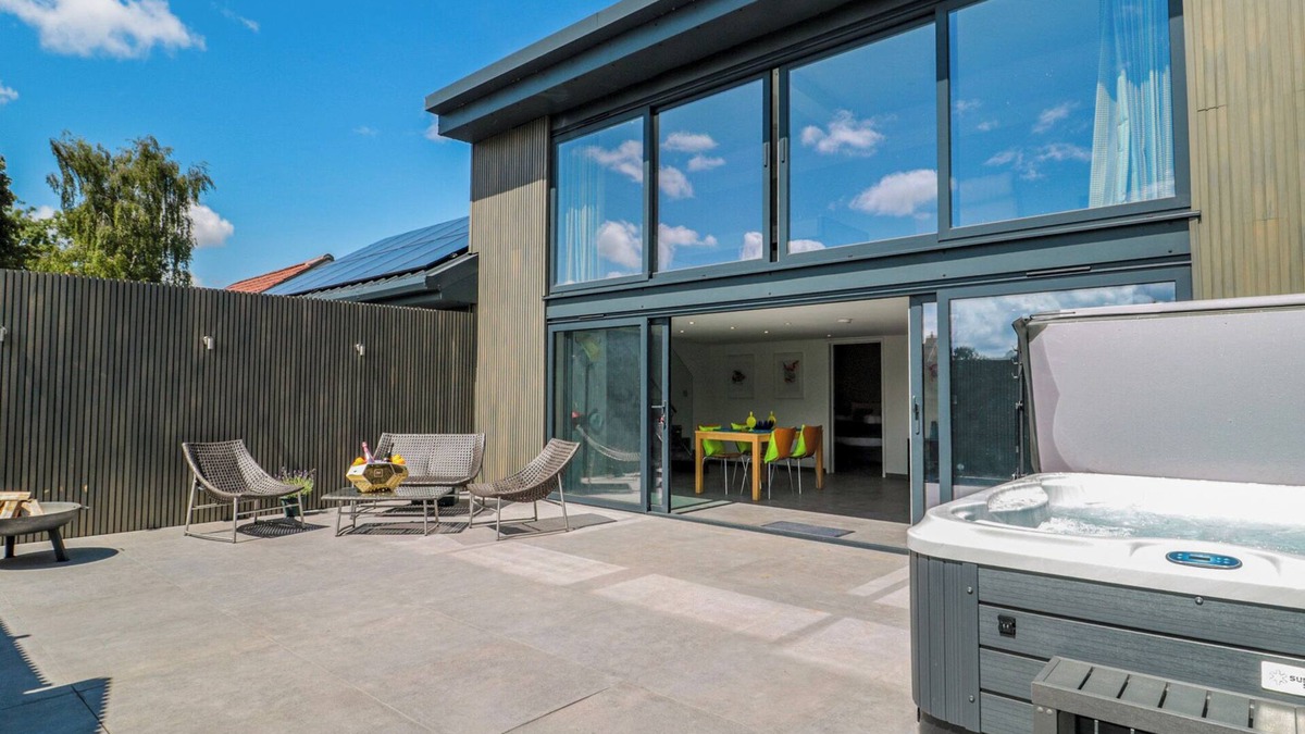Bishop Sutton House | NUMBER 7, pet friendly, with hot tub in Bishop Sutton