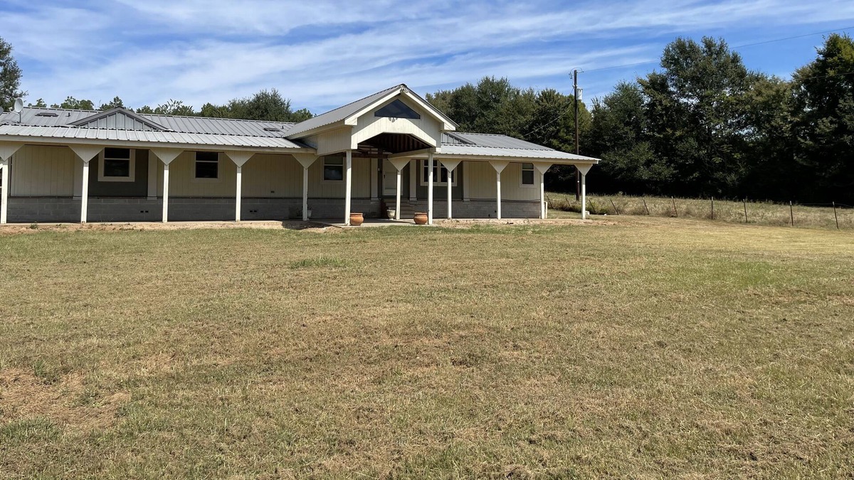 Palestine House | Nuna’s Bluff, 2 minutes away from The Texas State Railroad Park.