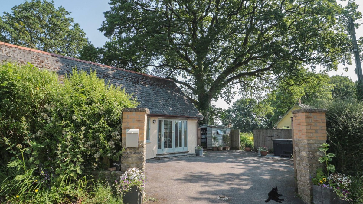 Honiton Cottage | NUTHATCH, pet friendly, with hot tub in Honiton