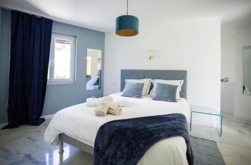 Bagnols-sur-Ceze Apartment | NUXIA Suites&SPA - L'Art Design