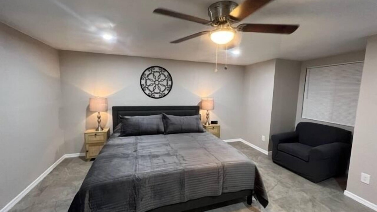 Tucson Apartment | NW Executive 1BR with Laundry and Parking