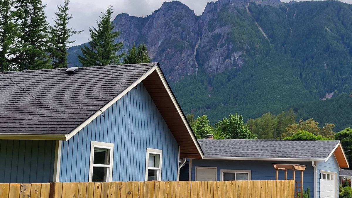 North Bend House | NW mountain/city retreat, w/year round recreation