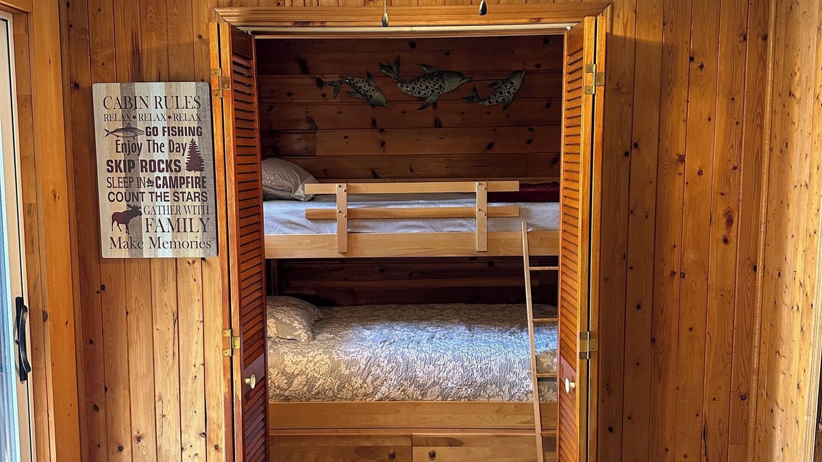 Algoma District Cottage | nWeekly rental, cozy rustic cottage to rent on the shores of Lake Superior