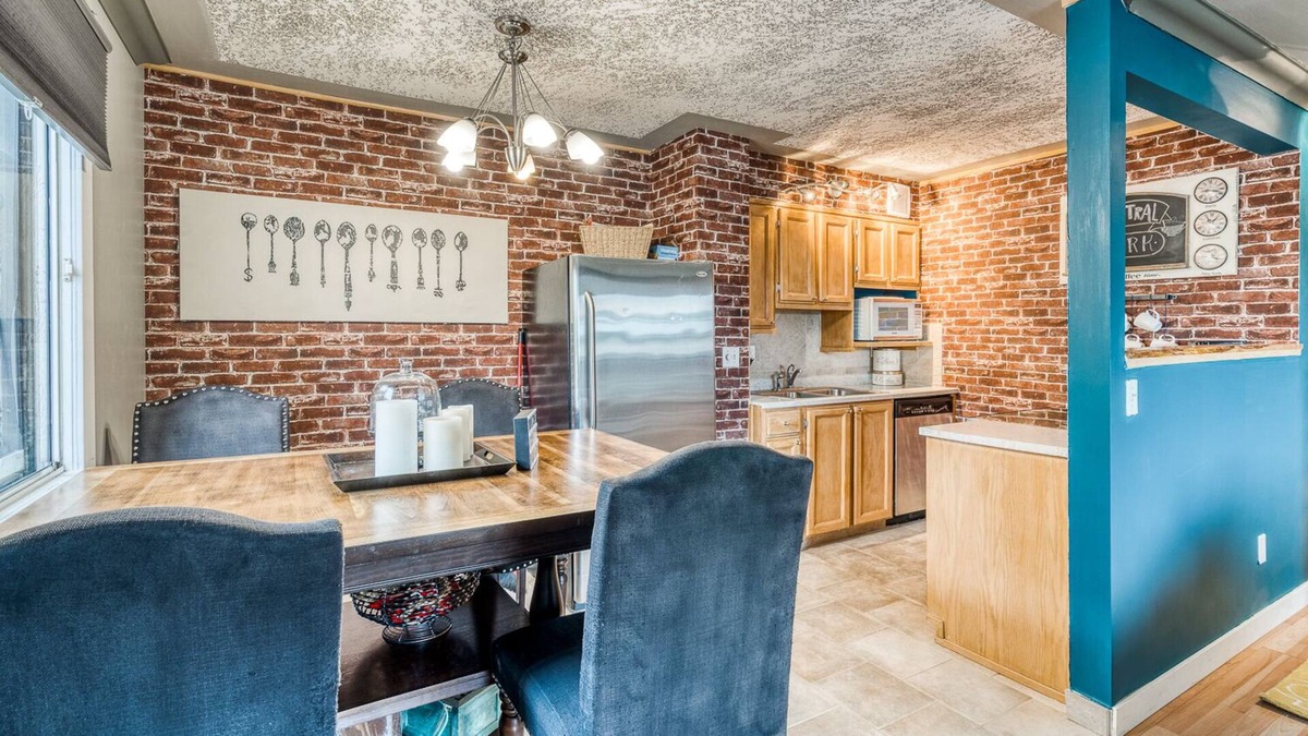 Mission District Apartment | NY Theme Condo off of 17th Ave/Near the Saddledome