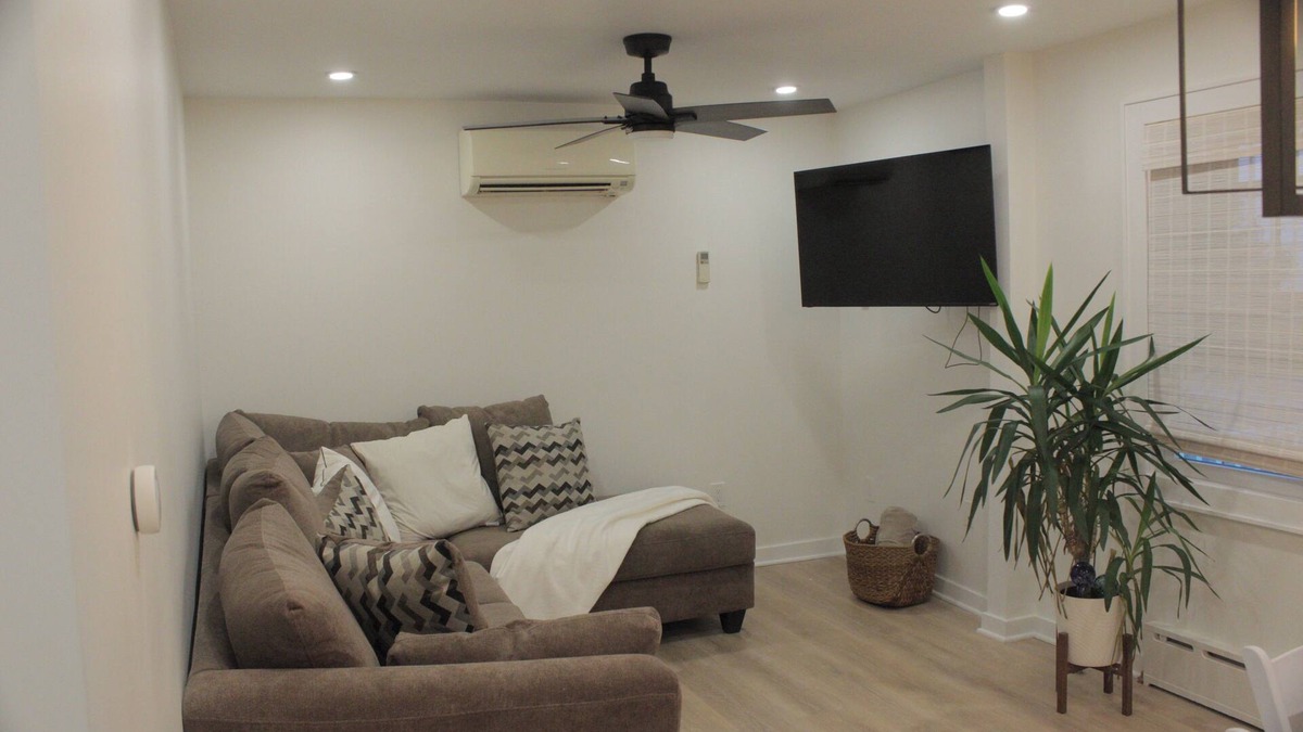 New Rochelle Apartment | NYC NewRo Escape 3 Bdrm walk to train w/parking WiFi, AC