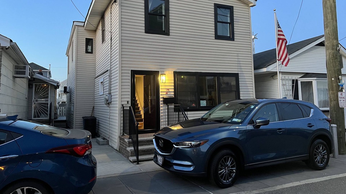 Broad Channel House | NYC, Rockaway Beach; on water! Large deck, kayaks; spacious sunny home.