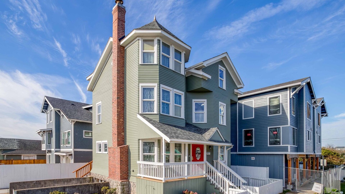 Newport House | Nye Beach 3-Story Victorian has Ocean Views, Beach Nearby, Two Bedrooms