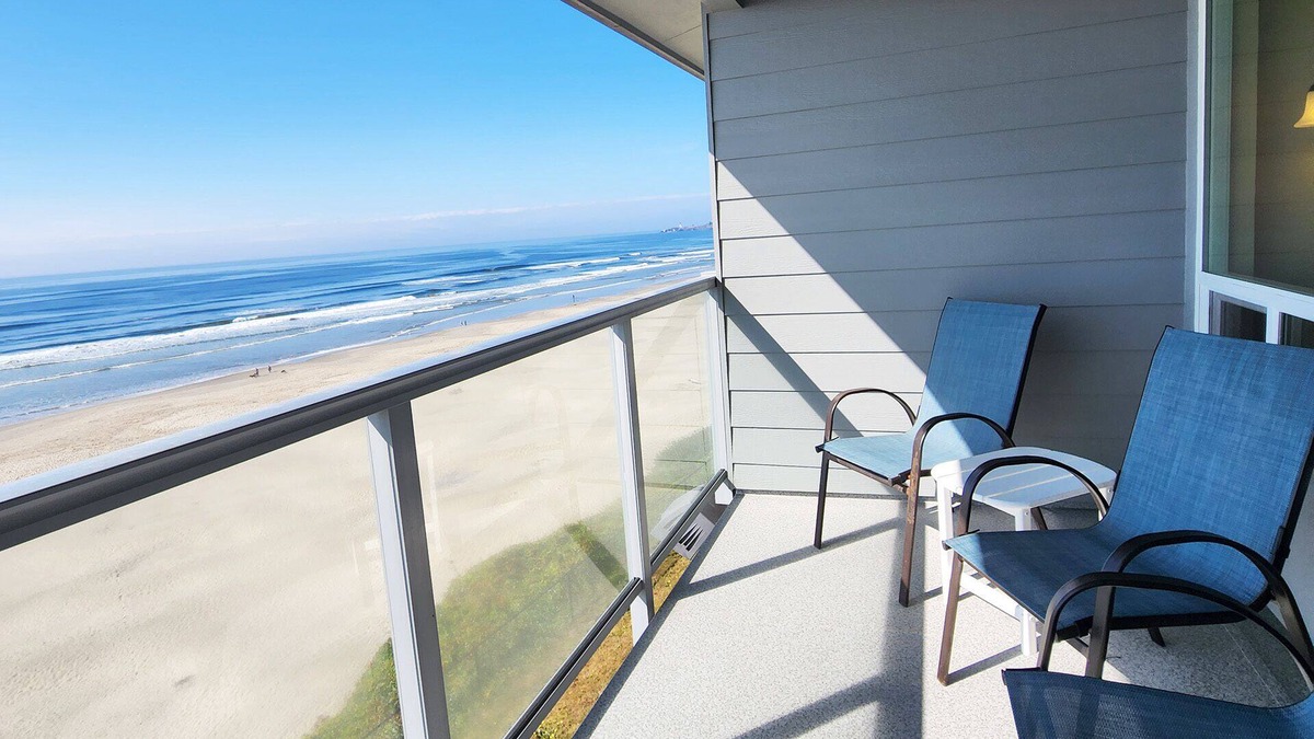 Newport Condo | Nye Beach Ocean Front Condo! Walk to Everything! Spectacular Views!