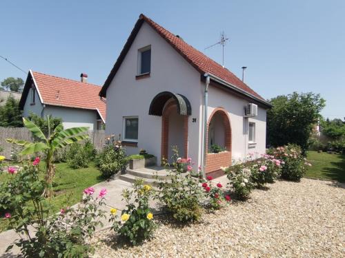 Gyula House | Nyitnikék Vendégház