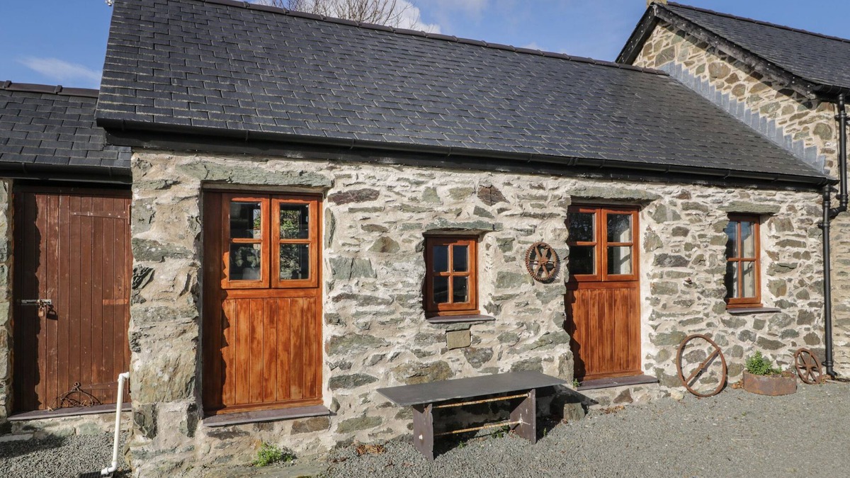 Llanfachraeth Cottage | NYTH Y WENNOL, romantic, character holiday cottage in Llanfachraeth
