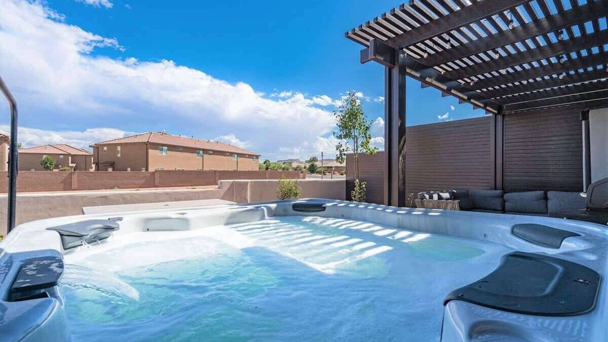 Washington County House | O-50&51 | 2 Homes! Pvt Heated Pool & Pvt Hot Tubs