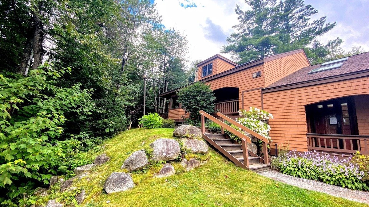 Bretton Woods House | O42 Renovated with high class upgrades! Ski access, boot warmer, ski rack, yard, AC, dog friendly!