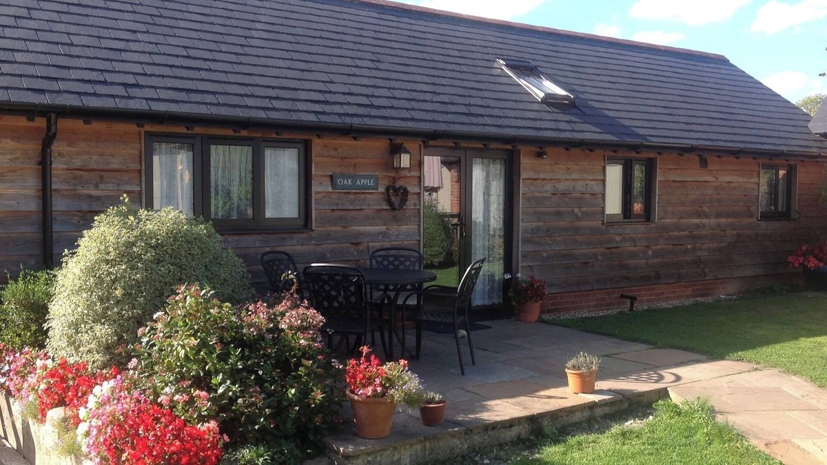 Plaitford House | Oak Apple - Converted Barn In An Attractive Courtyard On Our Family Stockfarm