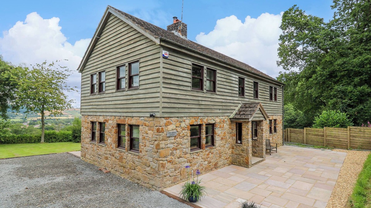 Presteigne Cottage | OAK APPLE COTTAGE, pet friendly, with open fire in Presteigne