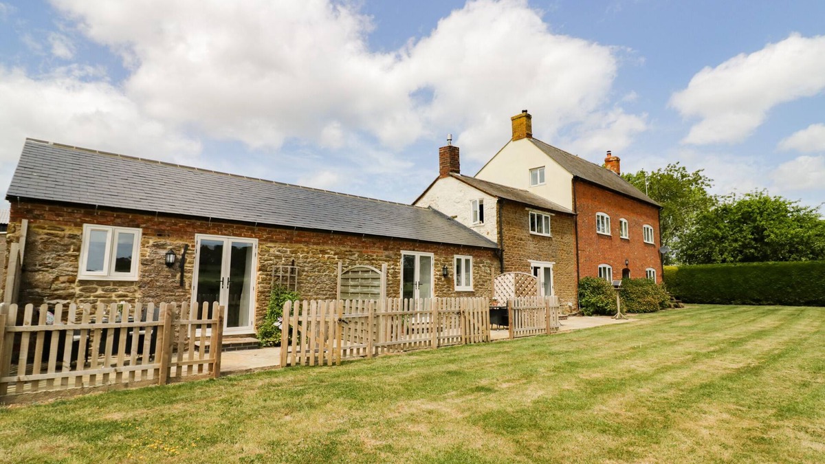 Daventry Cottage | OAK BARN, pet friendly, with a garden in Catesby