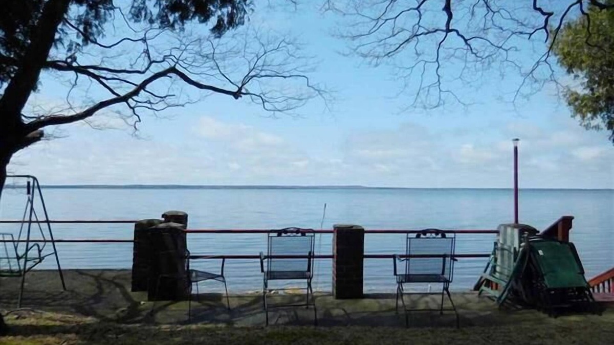 Manistique Cabin | Oak Bluff Cottage :Dip Your Toes in the Water – Indian Lake Summer Retreat!