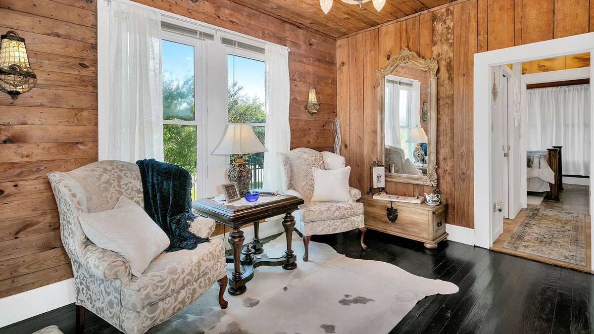 Llano Cottage | Oak Corner Cottage | Llano, TX |Adorable 1/1 Cottage | Queen Bed & Twin Sofa Sleeper