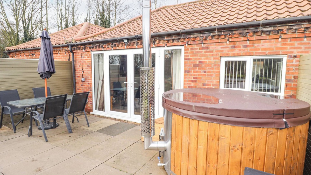 Goxhill Cottage | OAK COTTAGE, pet friendly, with hot tub in Barrow-Upon-Humber