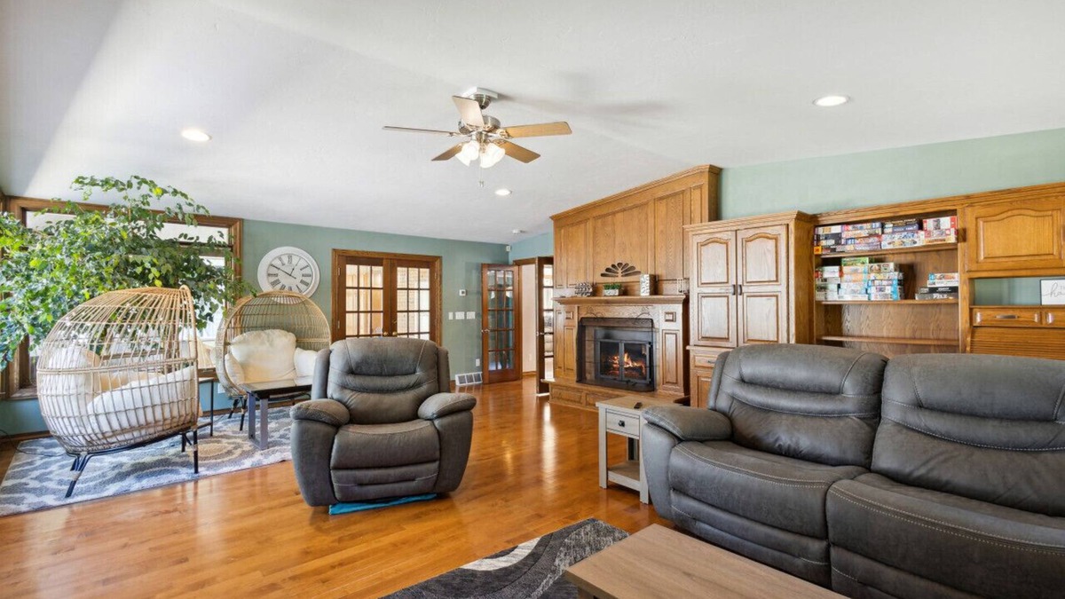 Ashwaubenon House | Oak Crest House – Gym & Sauna, Near Lambeau and Airport