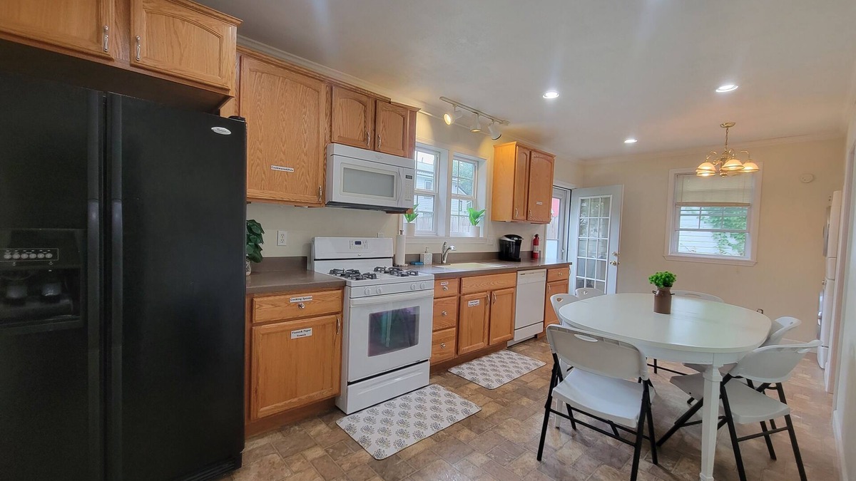 Indiana Apartment | OAK-GORGEOUS: 2-Bedroom Apartment with WiFi and AC in wonderful Indiana PA