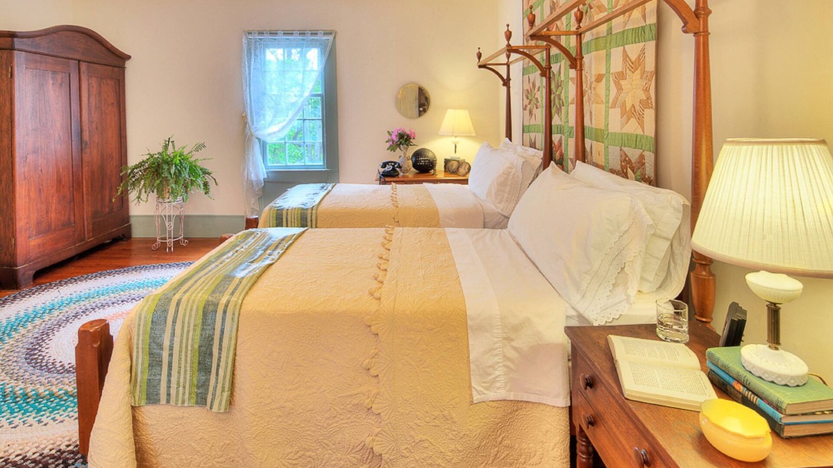 Alton Bed & Breakfast | Oak Grove B&B second-floor suite with two rooms no pets