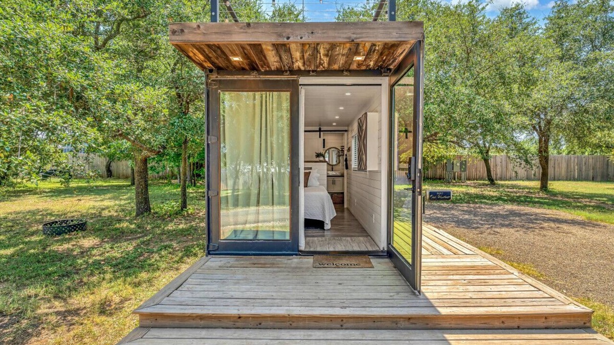 Waco House | Oak Harbor - Container Home Near Baylor, Magnolia