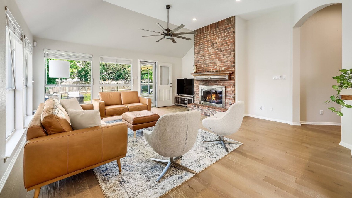 Cat Hollow House | Oak Haven: Your Family's Retreat