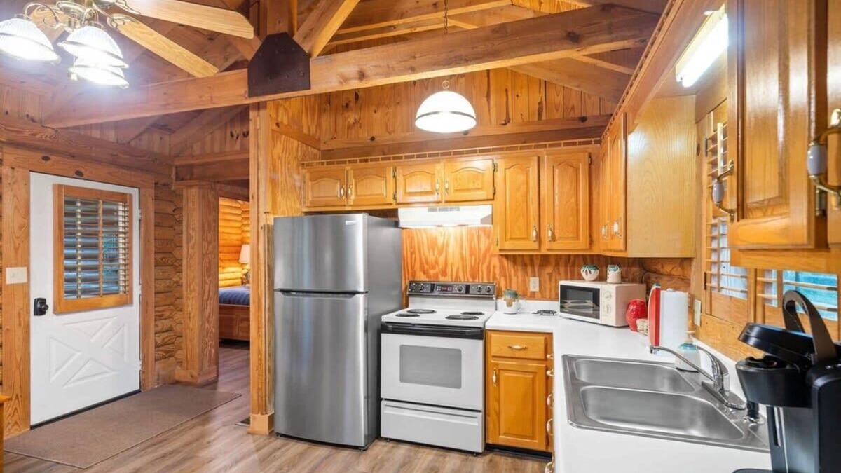 Somerset Cabin | Oak Hill Cabin - cozy cabin, gazebo, and more!
