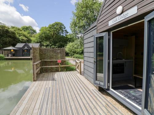 Middleton Cheney House | Oak Lodge At Bridge Lake Farm & Fishery
