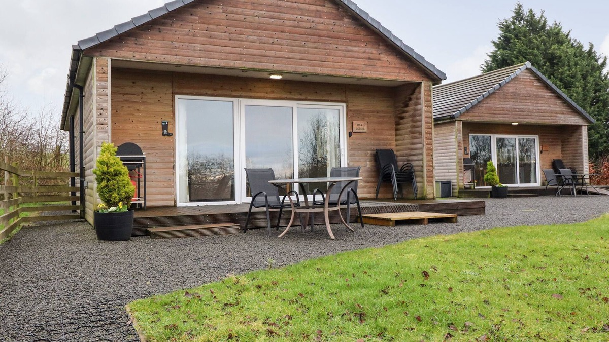 Preston Cottage | OAK LODGE, character holiday cottage, with a garden in Goosnargh