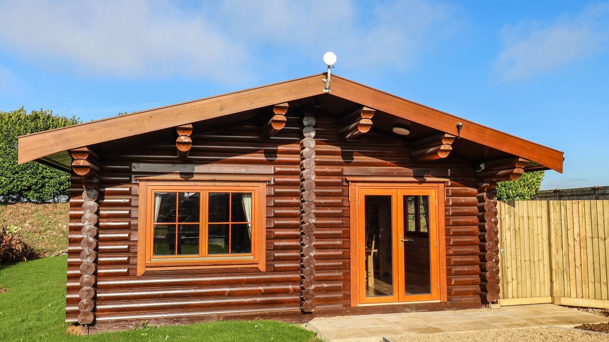 Castle Bytham Cottage | OAK LODGE, family friendly, with pool in Greetham, Rutland