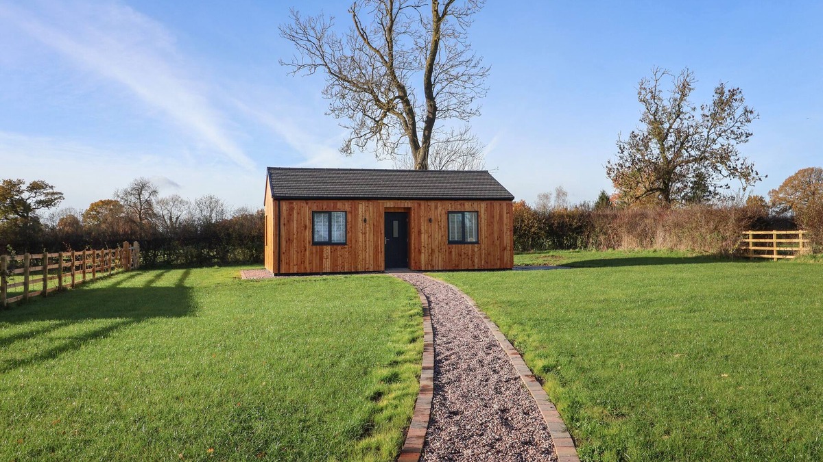 Radbourne Cabin | OAK LODGE, pet friendly, with a garden in Etwall