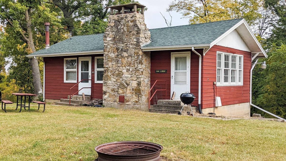 Buckingham Cabin | Oak Lodge - Sleeps up to 6 - Full Kitchen & Pet Friendly