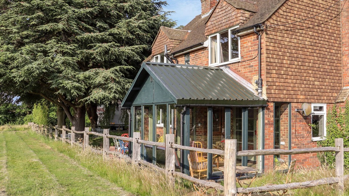 Hastings Cottage | OAK MEADOW, pet friendly, character holiday cottage in Westfield