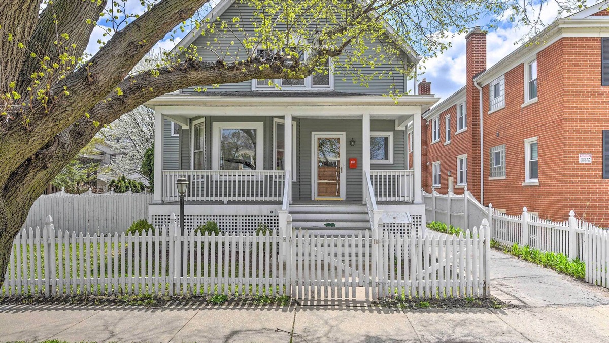 Oak Park House | Oak Park Home w/Fire Pit - 5 Mi to Garfield Park!