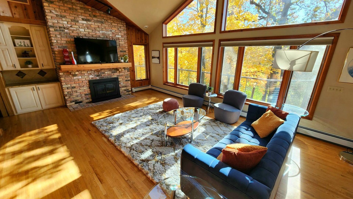 Rochester House | Oak Savanna/A one of a kind retreat 7 miles to Mayo Clinic, 5 bedroom, 3 bath