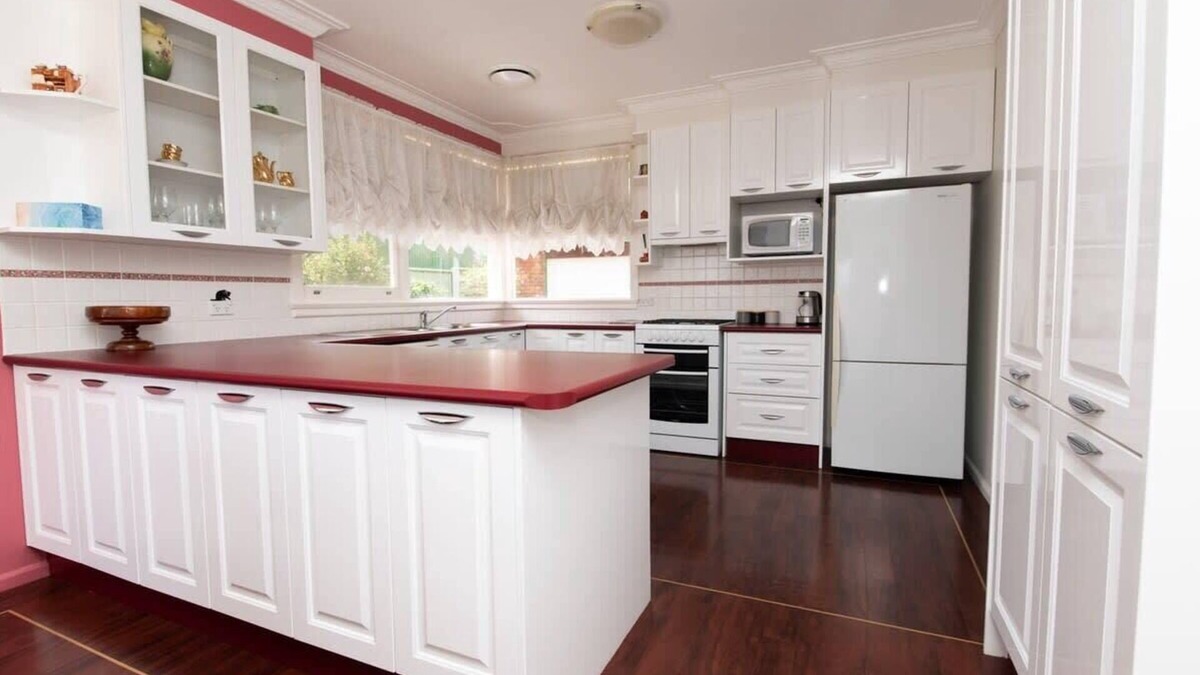 Bletchington House | Oak St - Perfect Home Away From Home, Close to CBD