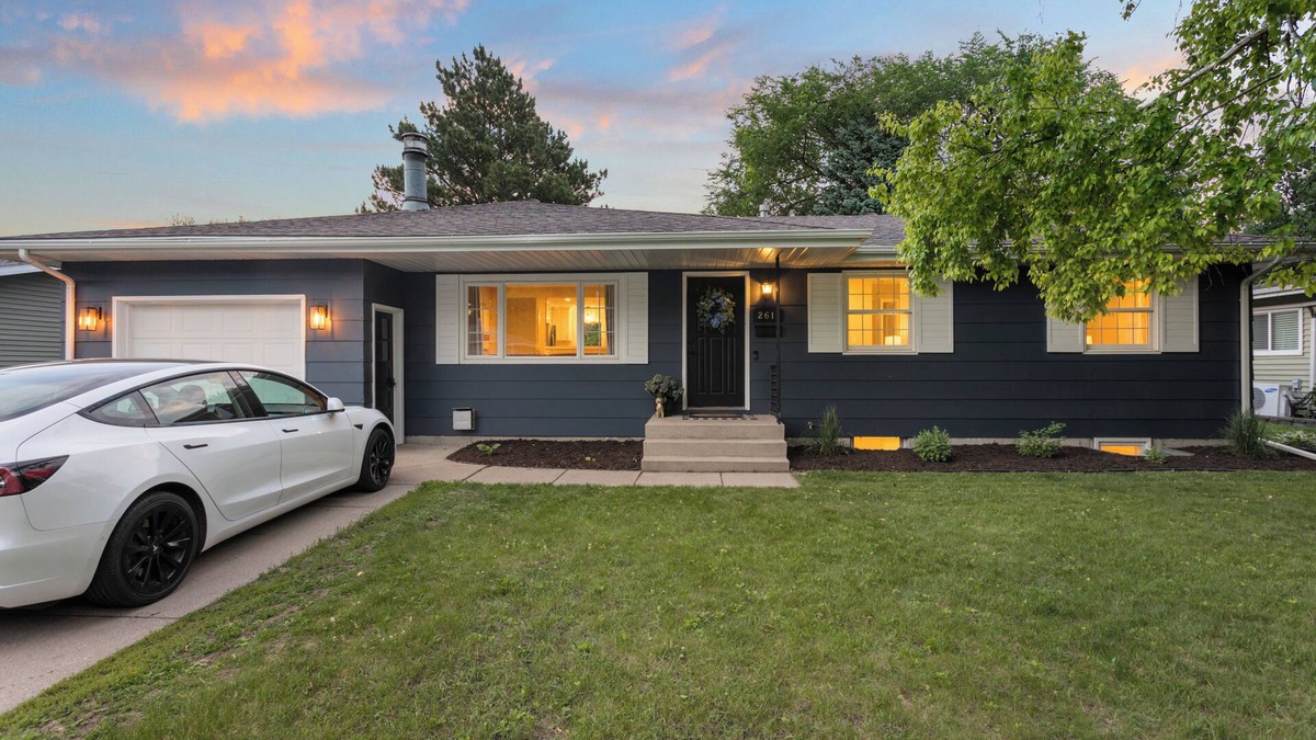 Grand Forks House | Oak Street Haven: Remodeled 3BR Near Grand Forks' Best Spots