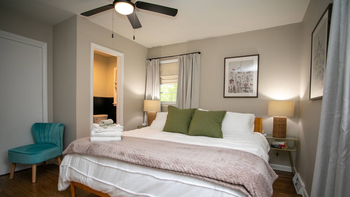 Lowell House | Oak Street Retreat- 20 min to CLT- convenient & comfortable
