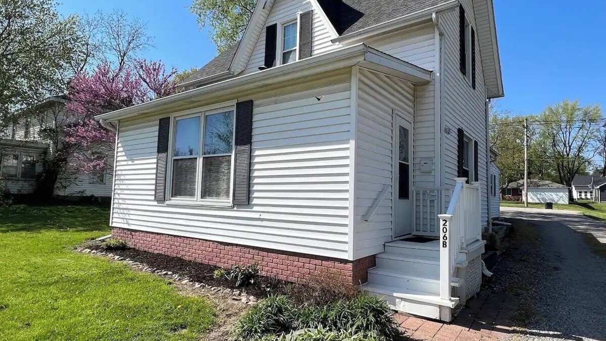 Mahomet House | Oak Street Station in Downtown Mahomet