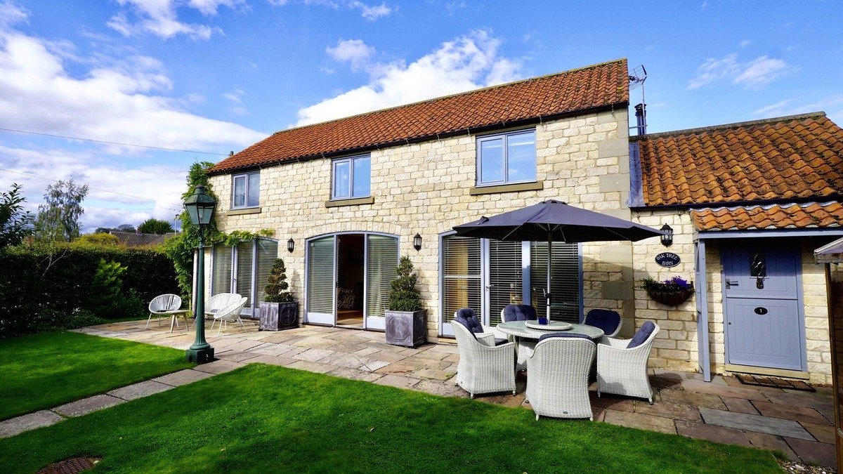 Thornton Dale Cottage | OAK TREE BARN, pet friendly, with open fire in Thornton-Le-Dale