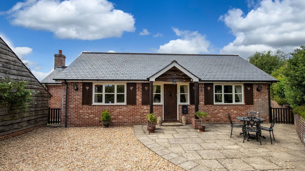 New Forest District House | Oak Tree Cottage, Charming & Rural Home, Heart of the New Forest