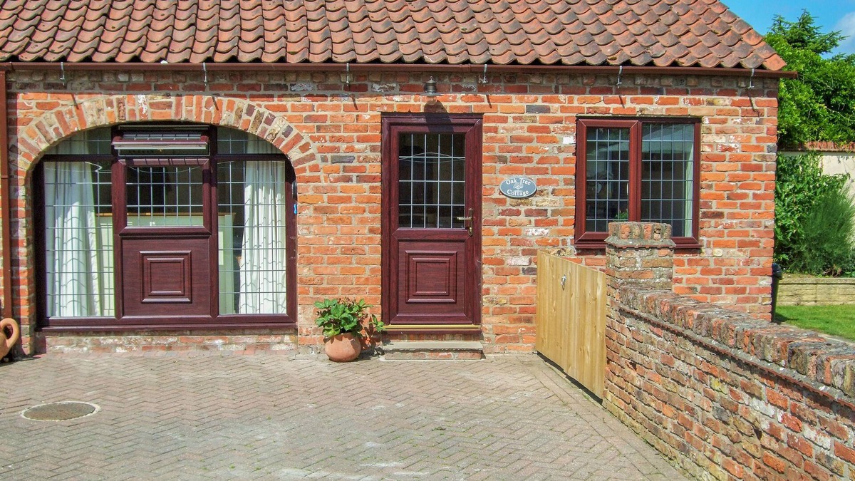 Leven Cottage | OAK TREE COTTAGE, pet friendly, country holiday cottage in Beverley